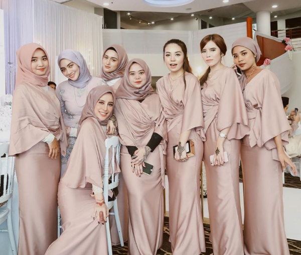 Gaun bridesmaid dengan detail payet